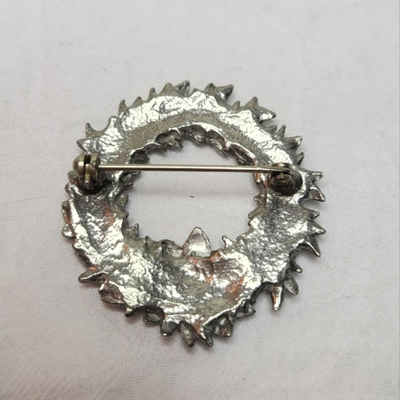 Vintage pewter Christmas wreath brooch - Picture 3 of 5